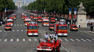 870x489_fire parade_Paris_maxnewsworldthree282731.jpg